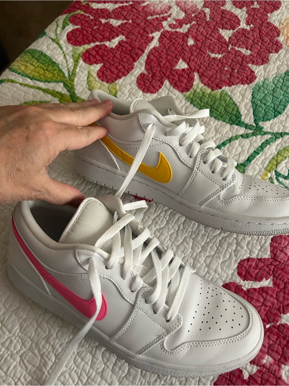 Nike White Low-Top Sneakers with multi color swooshes 10.5 women’s 8.5 men’s